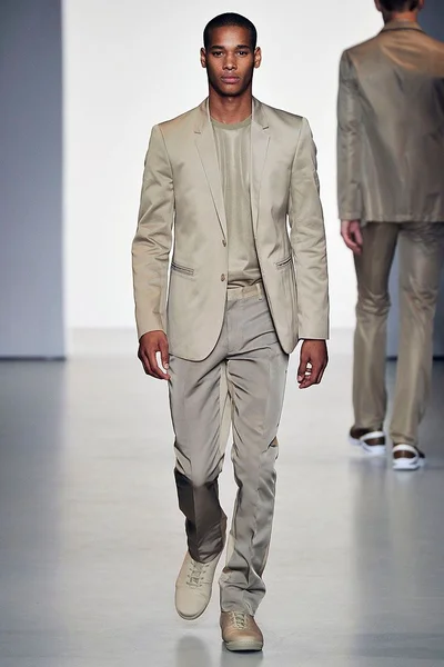 Look 16